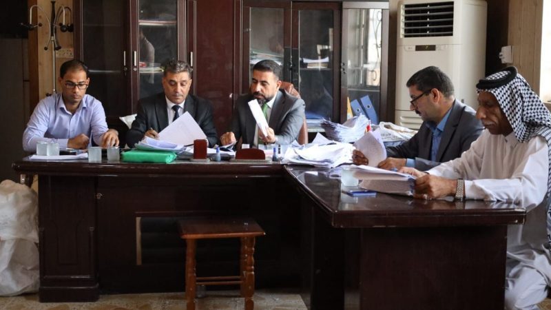 بالرغم من العطلة الاسبوعية الرسمية .