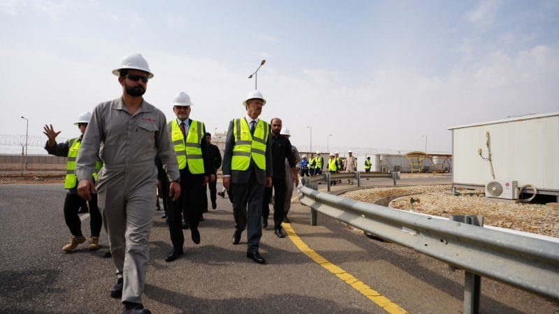 بعد زيارته لحقل السيبة الغازي في البصرة .. وزير النفط يؤكد مضي الوزارة بمشاريع الطاقة المتجددة لتوليد الكهرباء