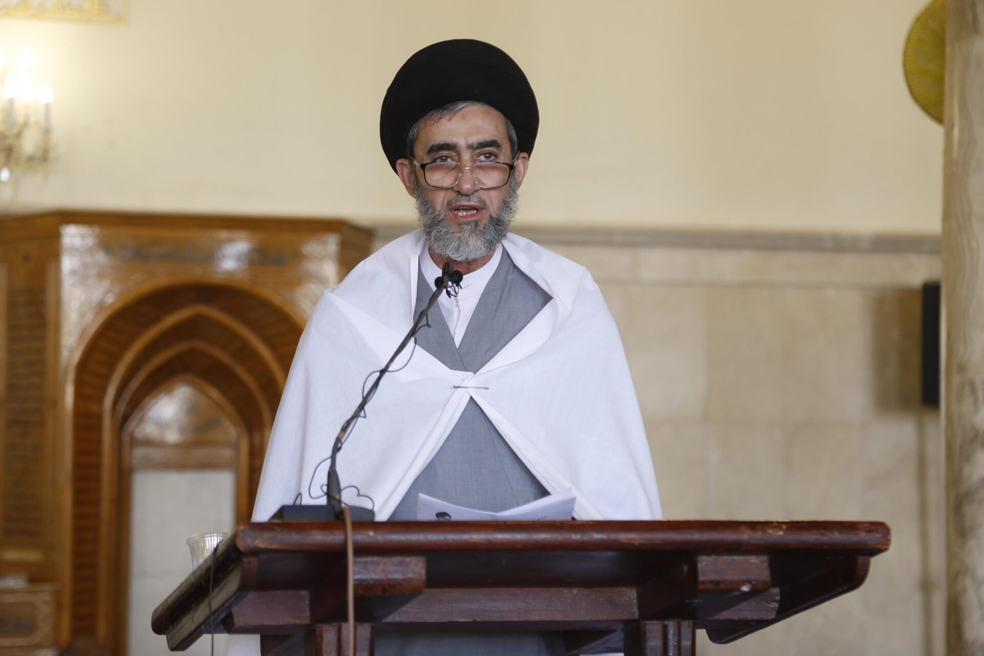 إمام جمعة الكوفة يخاطب المتربعين على دكات الحكم: بعتم أبناء شعبكم من أجل حطام الدنيا