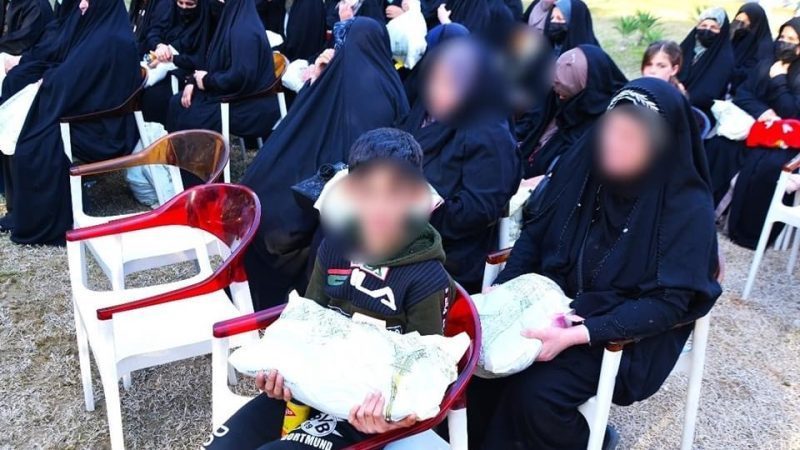 الشرطة المجتمعية توزع ملابس الشتاء للعوائل المتعففة