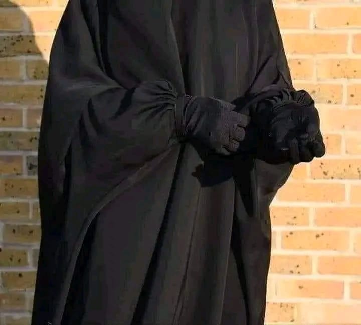 نساء محجبات يتمسكن بالتقاليد الاجتماعية ويدافعن عن حرية المرأة
