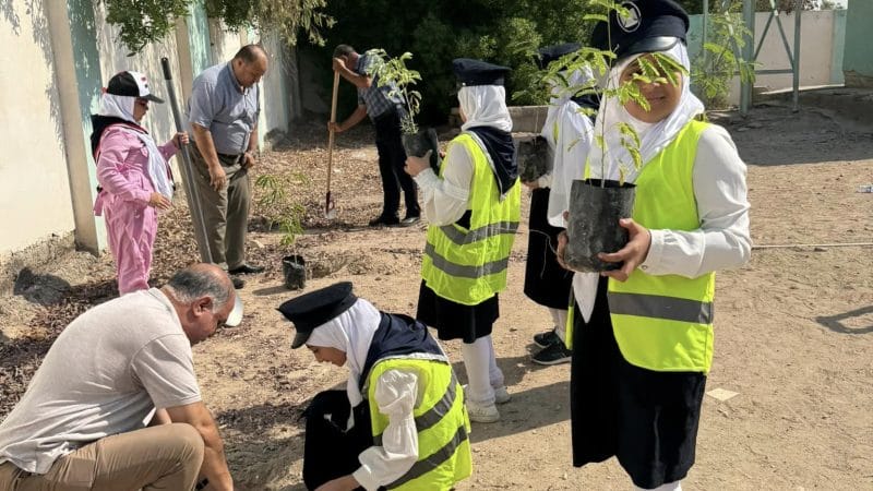 نساء ناشطات ومتطوعات  يشاركن في حملات تشجير الشوارع لمواجهة تغير المناخ