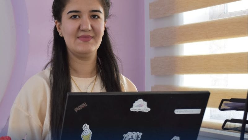 في اليوم العالمي للتطوع، لنتعرف على نيار سلام، شابة إيزيدية من بعشيقة، التي حولت طموحاتها إلى واقع بفضل عزيمتها وجهودها، إلى جانب التدريب المهم الذي ساعد في بناء مهاراتها.