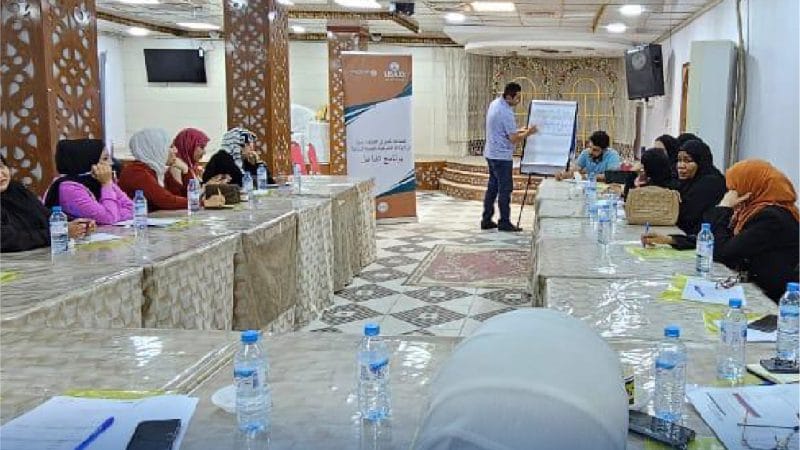 نساءً من خلفيات متنوعة لمناقشة تمكينهن من المشاركة في صنع القرار وتعزيز مهاراتهن في المناصرة