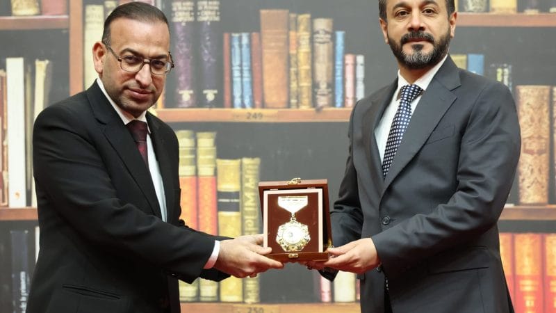 وزير التعليم العالي والبحث العلمي يكرّم جامعة الكوفة بجوائز يوم العلم العراقي