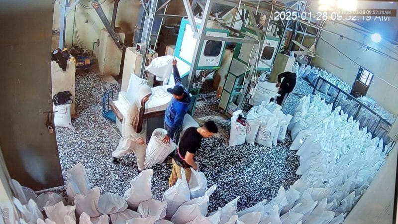 مجرشة أبو صخير تواصل إنتاج الرز المحلي وتلبي احتياجات المواطنين رغم العطلة..