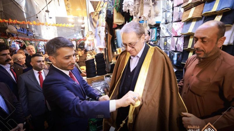 محافظ النجف الاشرف يهدي العباءة النجفية لممثل الرئيس الروسي خلال زيارته الرسمية إلى النجف الأشرف..