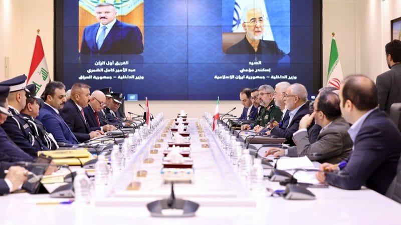 لمناقشة جملة من الموضوعات ذات الاهتمام المشترك.. وزير الداخلية يعقد اجتماعاً مع نظيره الإيراني