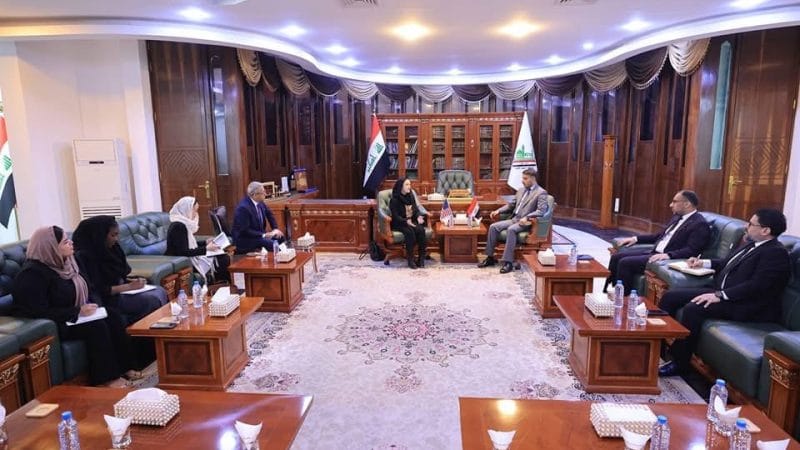 محافظ النجف الأشرف يستقبل وفدًا مهمًا من السفارة الأمريكية لبحث سبل تعزيز العلاقات الاقتصادية والتجارية والاستثمارية