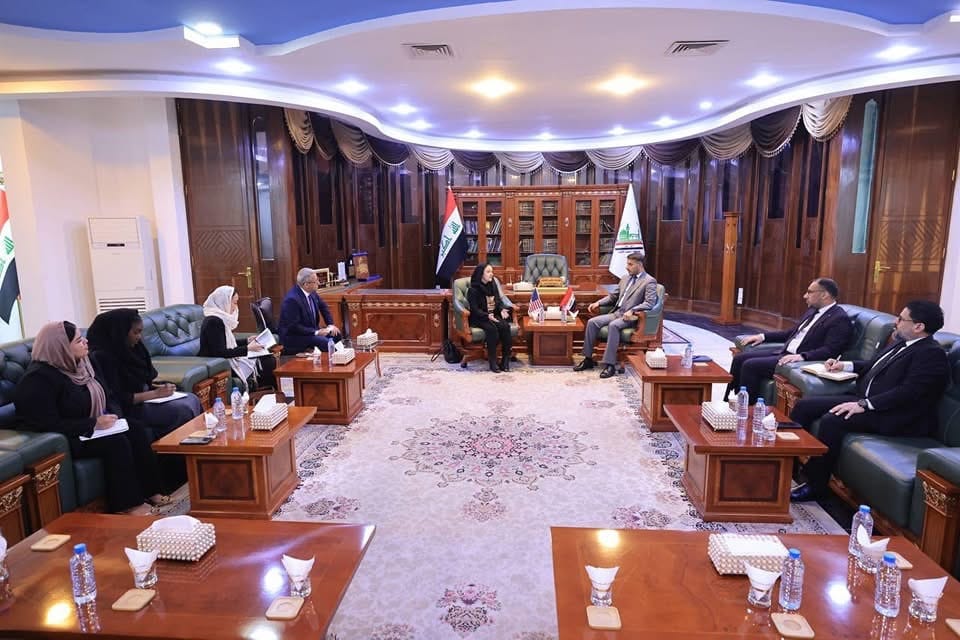 محافظ النجف الأشرف يستقبل وفدًا مهمًا من السفارة الأمريكية لبحث سبل تعزيز العلاقات الاقتصادية والتجارية والاستثمارية