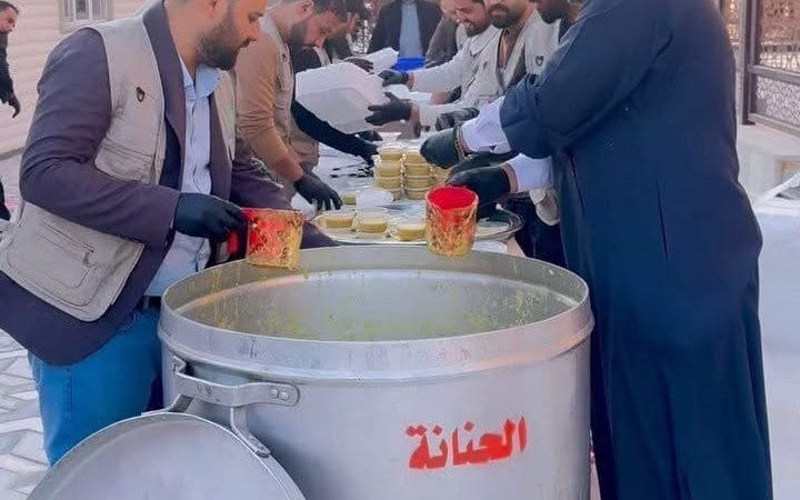 مضيف آل الصدر الكرام يواصل توزيع وجبات الافطار في النجف الأشرف