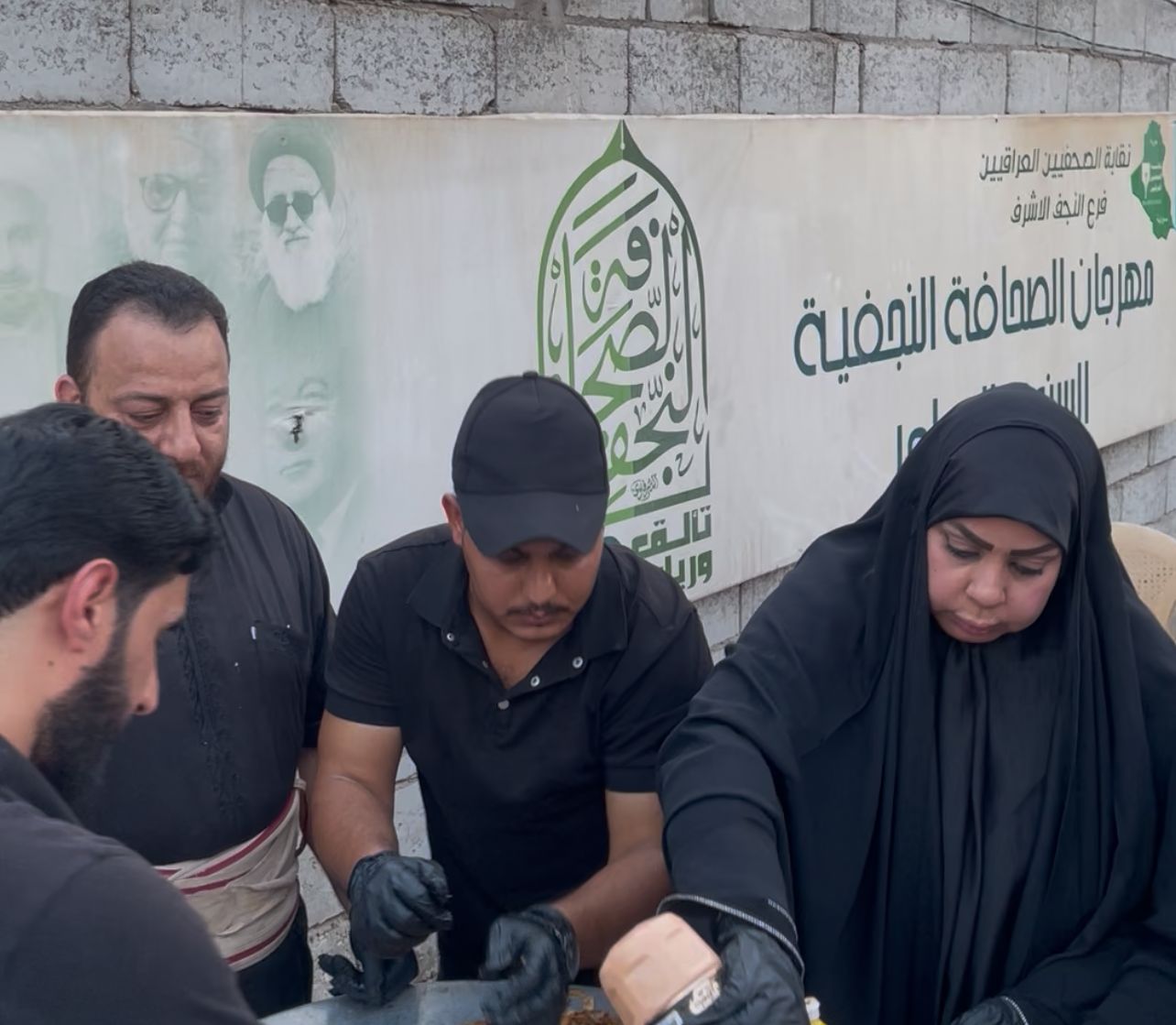 الصحفيين والاعلاميين مستمرين في تقديم الخدمات للزائرين
