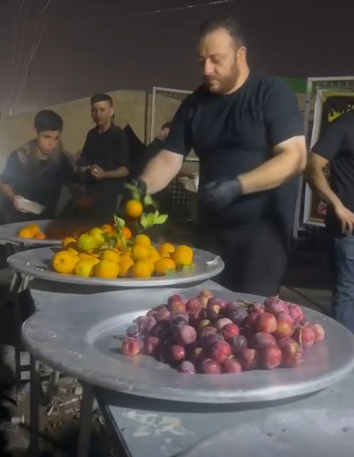 توزيع مختلف وجبات الطغام للزائرين