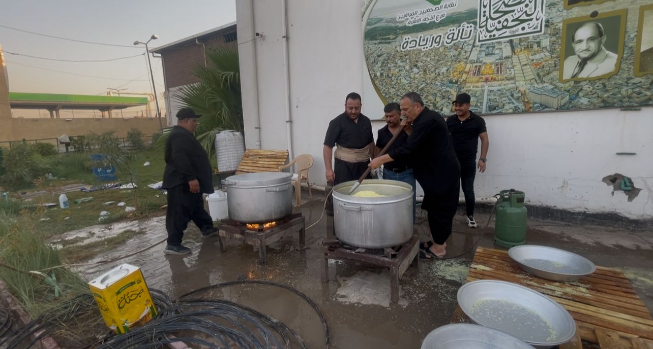 رئيس فرع نقابة الصحفيين العراقيين / فرع النجف الاشرف يعد وجبات الطعام للزائرين