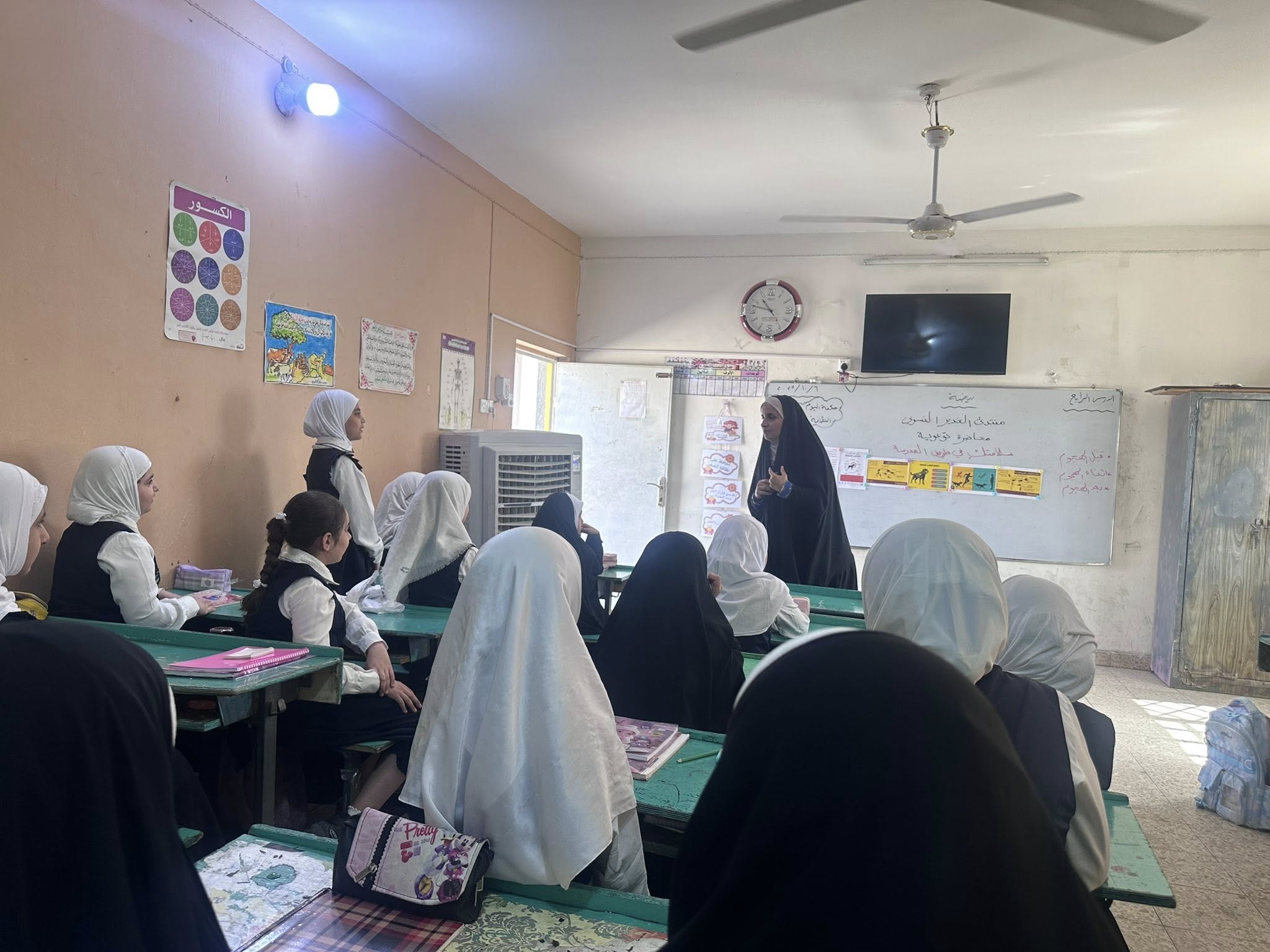 محاضرة توعوية لطالبات حول الحماية في طريق المدرسة من الكلاب السائبة