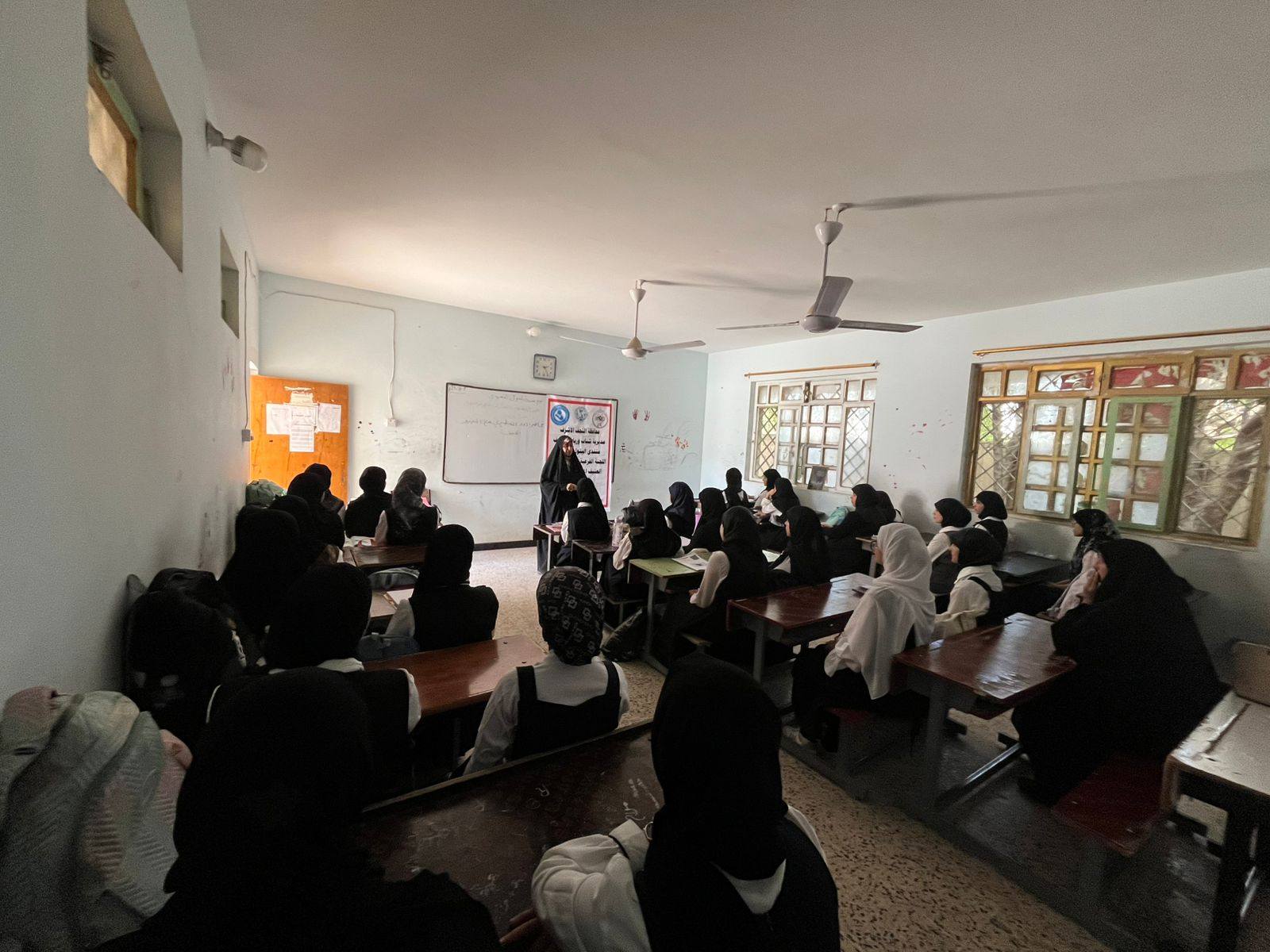 محاضرة توعوية لطالبات الإعدادية حول دور المعرفة في مواجهة التطرف