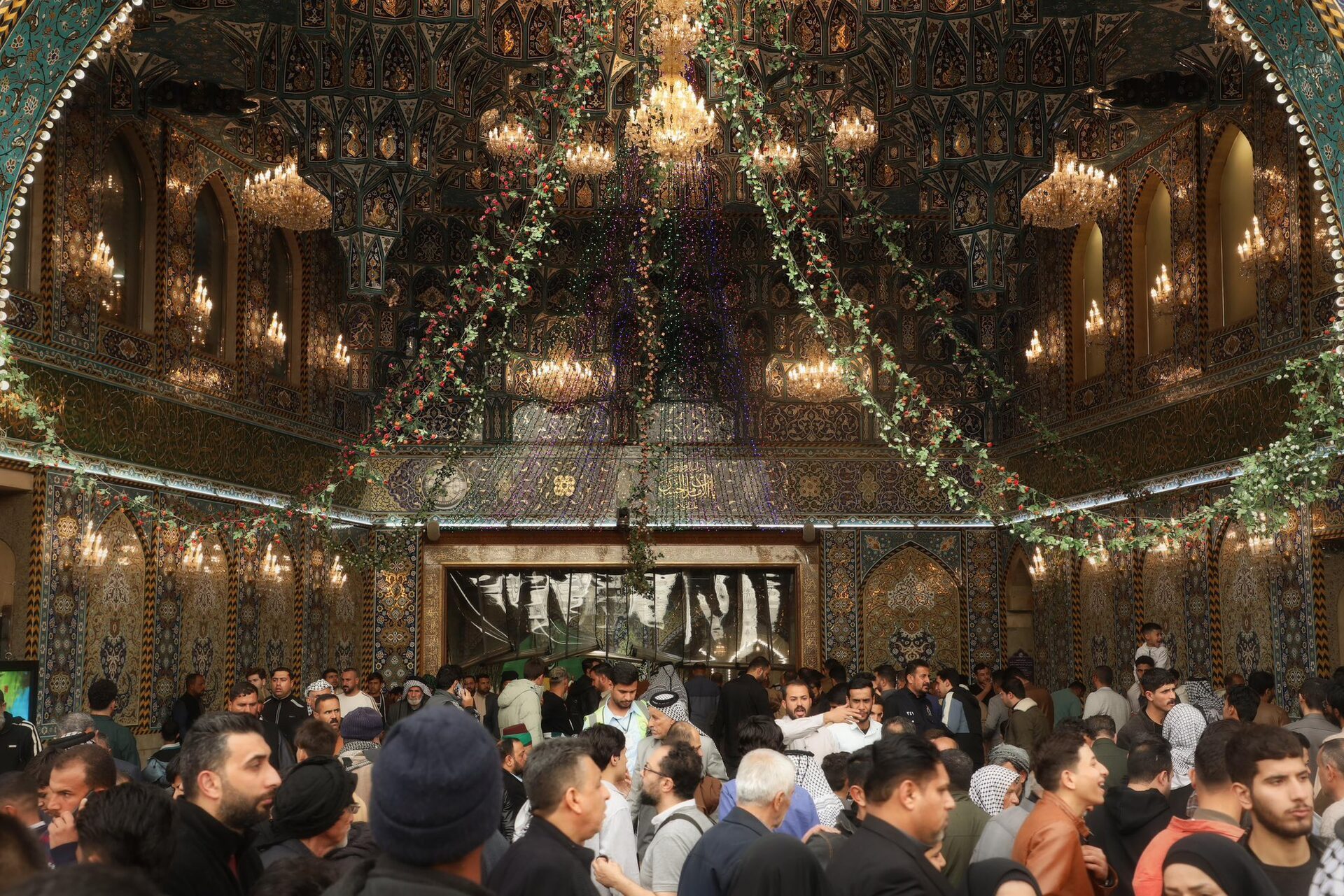 زيارة النصف من شعبان كربلاء تضيء بملايين الزائرين