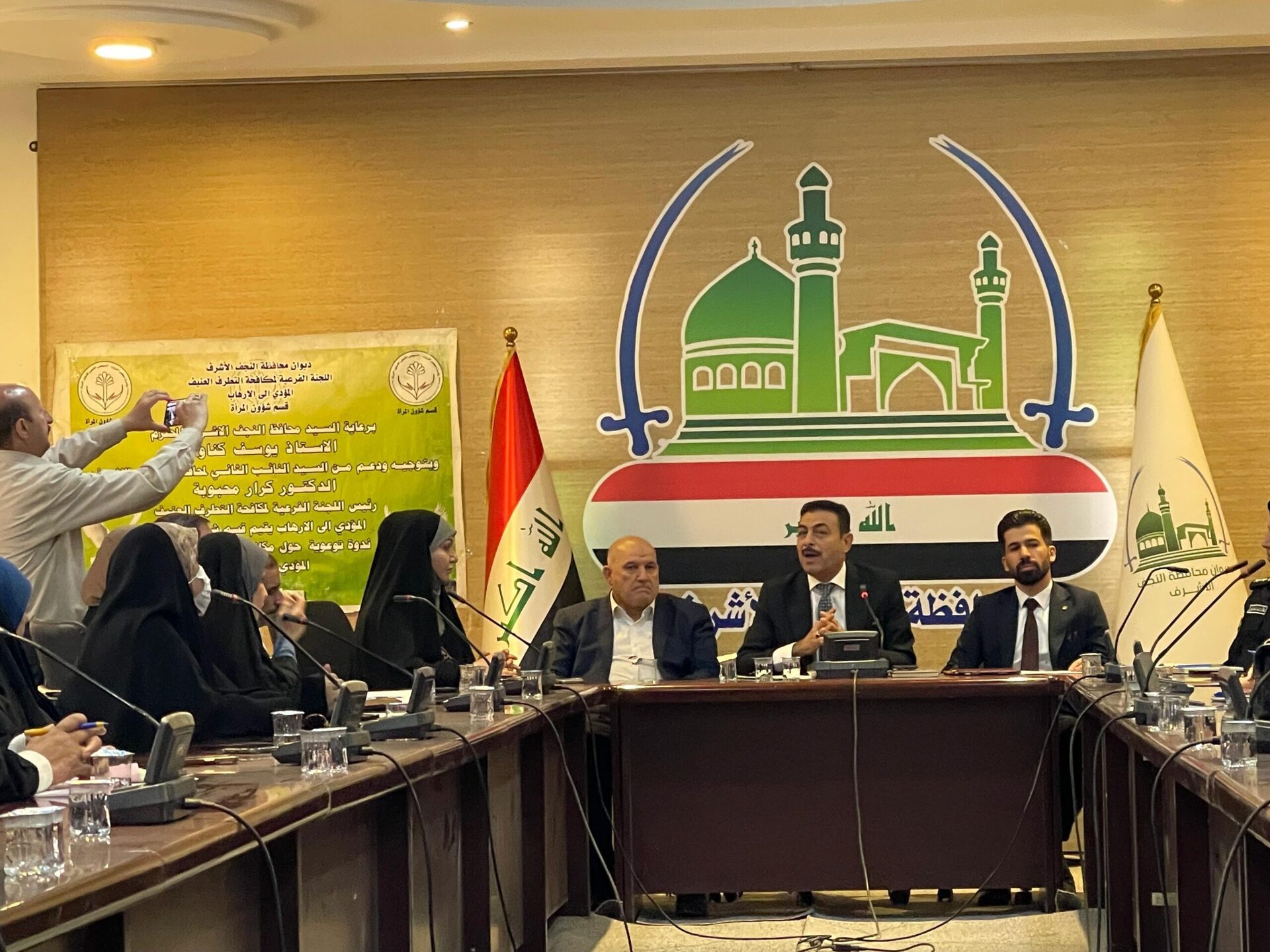 من البيت يبدأ الأمان: محاضرة توعوية في ديوان محافظة النجف لمواجهة التطرف العنيف