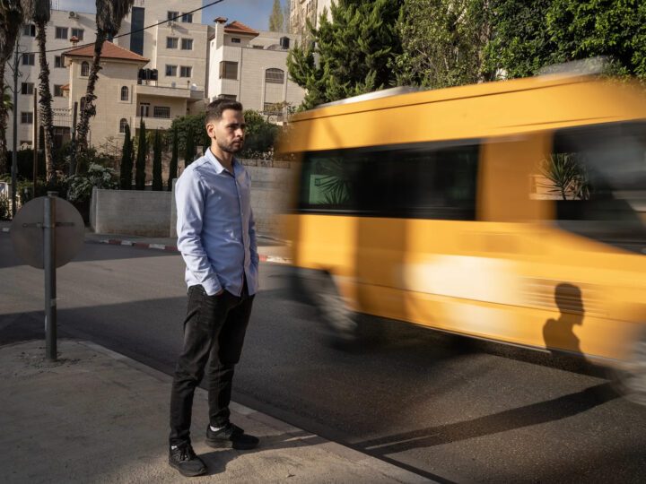 350 ألف فلسطيني يتابعونه لمعرفة الطريق.. حكاية أنس حطاب و”أحوال الطرق”