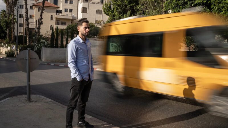 350 ألف فلسطيني يتابعونه لمعرفة الطريق.. حكاية أنس حطاب و”أحوال الطرق”